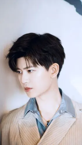 任嘉伦侧脸好虐啊