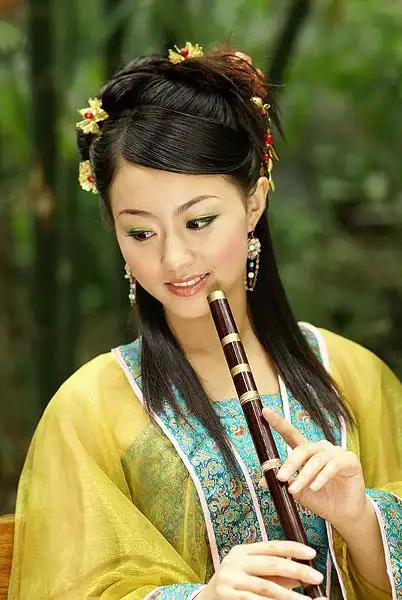 户外吹笛子的古典女性