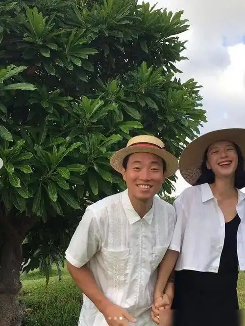 gary老婆首次分享孕期照片,二人甜蜜牵手非常恩爱.