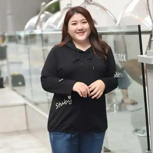 中年女人放任老态表现:小脚裤 运动鞋,喜欢宽大服饰,臃肿显胖