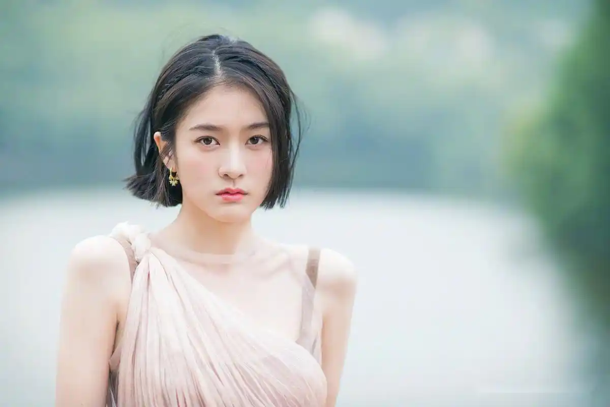 张雪迎小姐姐 短发粉色长裙简直美出一个新高度～ 今晚亮相《纪念五四