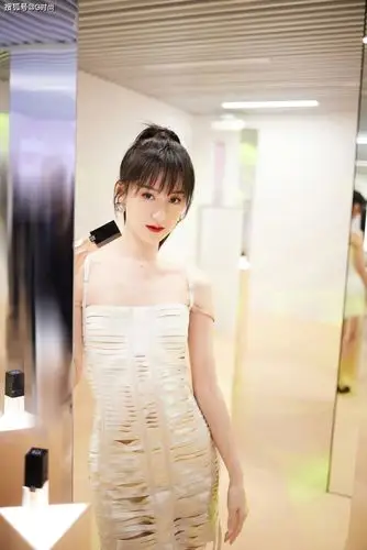 袁冰妍身穿白色吊带设计感连衣裙,大秀好身材