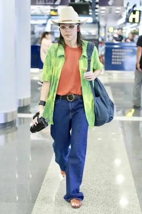 王菲大女儿窦靖童的魔法穿搭原来衬衫t恤这么穿也很时尚洋气