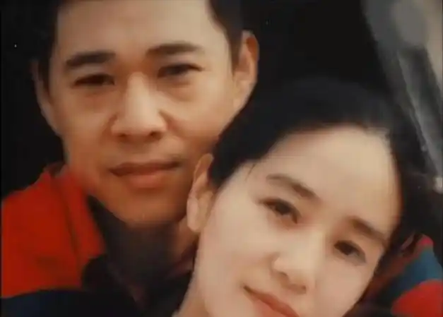 67岁张丰毅与好友聚餐分喝矿泉水引质疑网友猜瓶中装茅台酒