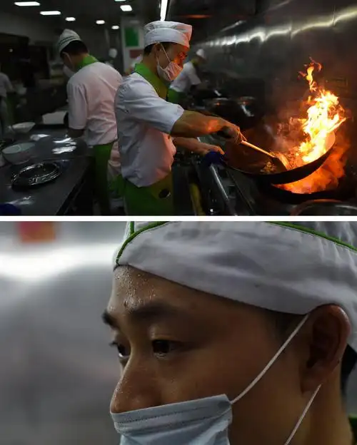 下图:7月29日,在长沙某餐厅厨房里工作的厨师长赵小冬满头是汗(拼版