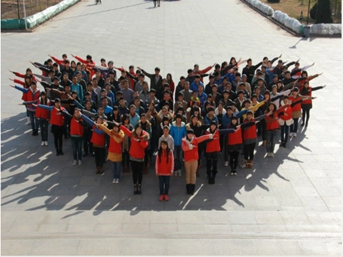 大家站心形队形合影留念