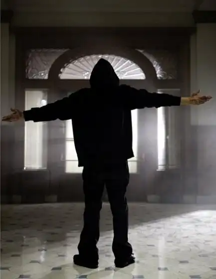 eminem推出第一首单曲"we made you"的mtv后,获得了很高的点击率,他