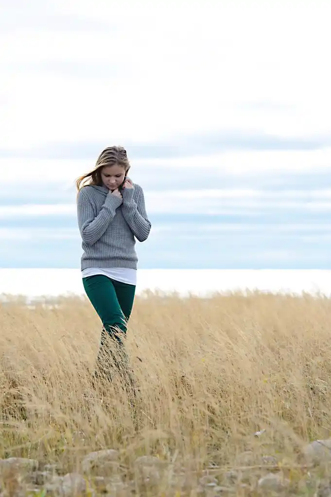 一个女孩的肖像,头发在风中飘飘的女孩画像