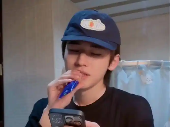 宋亚轩翻唱《手牵手》,爱永远在你左右