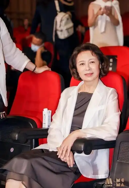 61岁刘佳依旧是个大美女,礼服端庄高贵,皱纹都透着雍容华贵