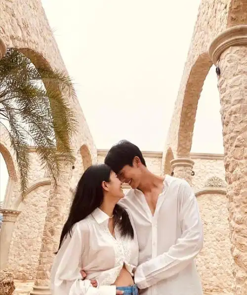 泰国演员推哥官宣当爸晒出老婆甜美孕照亲吻孕肚秀恩爱