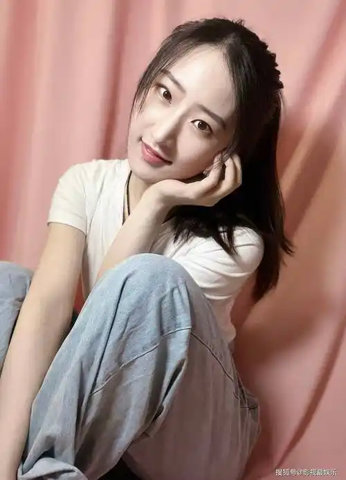 95后女演员胡晟益居家自拍清纯可爱充满活力