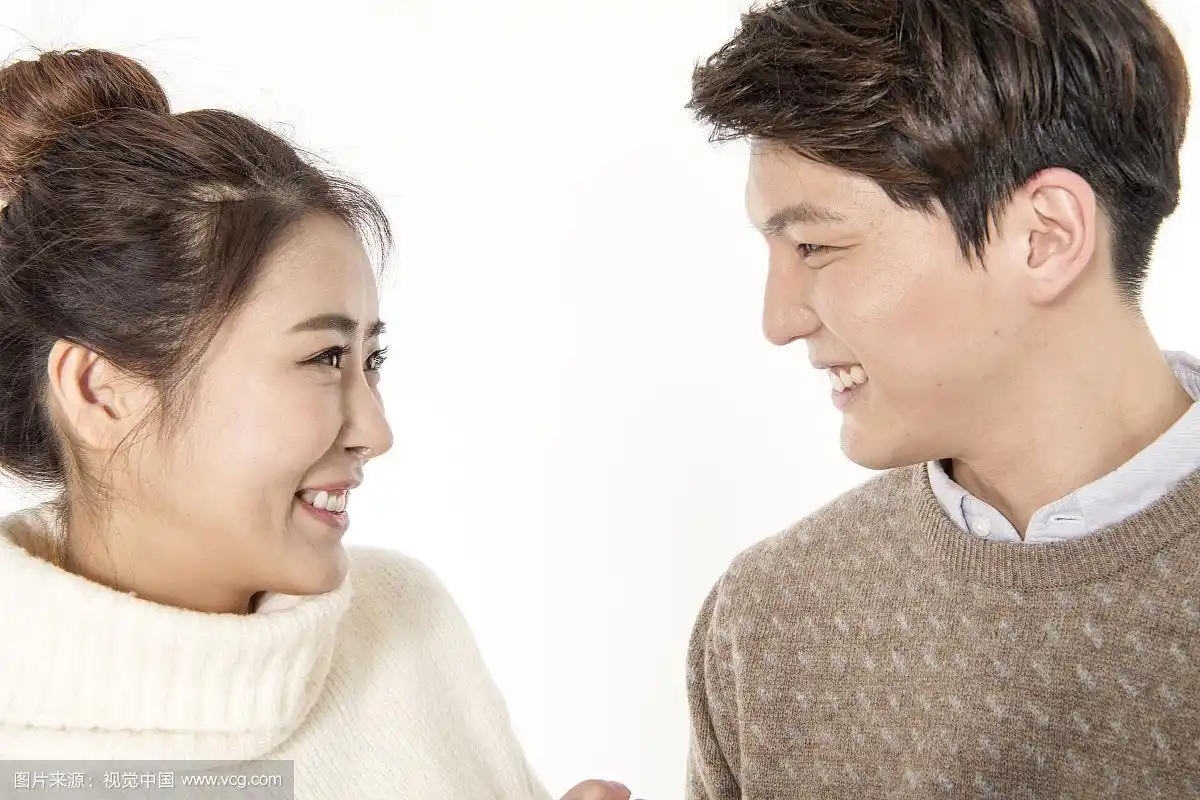 一对情侣微笑着看着对方的照片