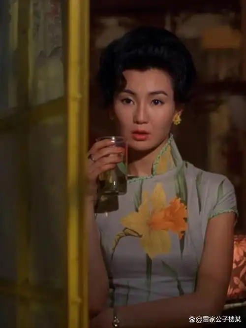 据说《花样年华》张曼玉超过20套旗袍