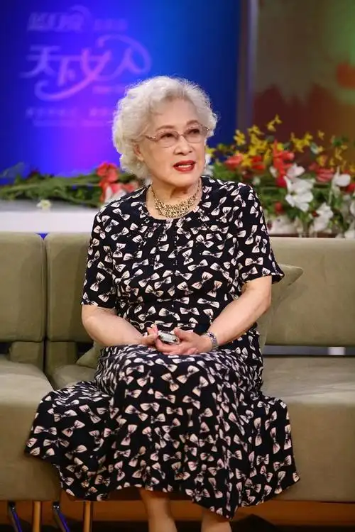 秦怡99岁还这么漂亮,即使白发苍苍又多皱,但老艺术家气质优雅!