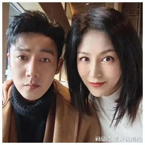 鲍蕾与老公甜蜜自拍48岁陆毅头顶长出白头发眼尾褶子也不少