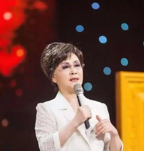 看到77岁李谷一拿掉假发才发现女人直面衰老比刻意扮嫩更耐看