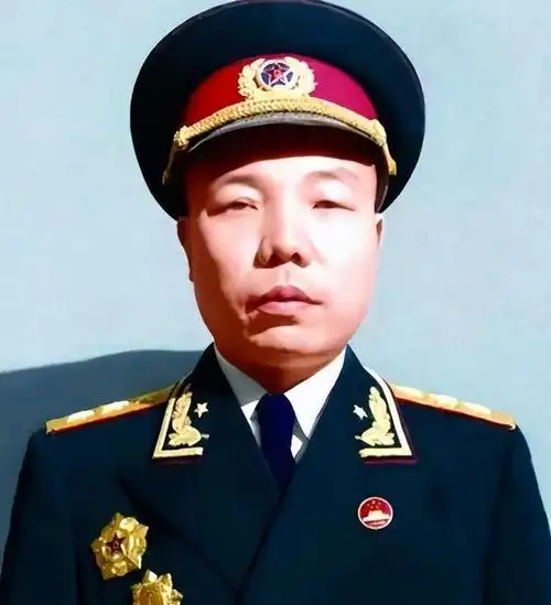 50年肖华刚调到北京,偶遇一香烟小贩:这不是杀害黄骅的凶手吗?