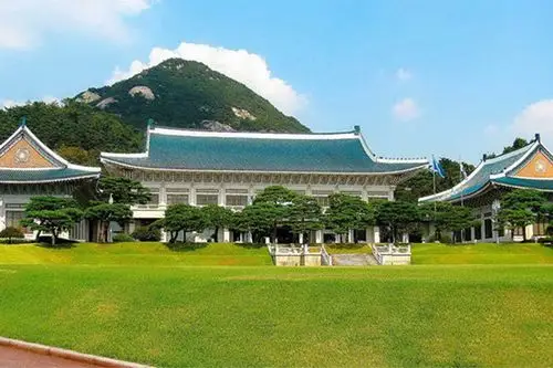 我比较喜欢韩国青瓦台那建筑,如果我自己修一栋,政府应该不会干涉吧!_