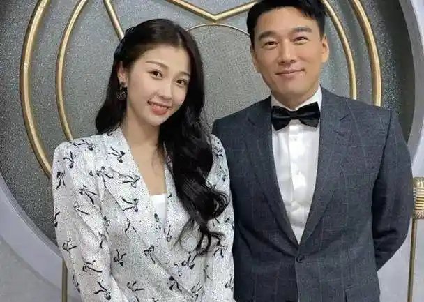 婚后,王耀庆时常炫耀自己因为"懒"多了一个老婆,但实际他却努力工作去