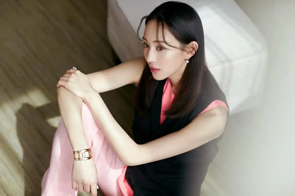 张钧甯《不说再见》登春交会开幕式 致敬无名英雄传递正能量