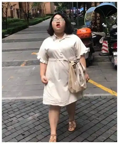 原创小姐姐体重至少120斤仅凭一件白裙超过9万人爱上胖式时尚