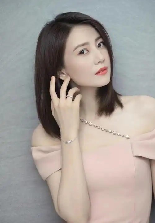 高圆圆时尚合集:眉清目秀,端庄温婉