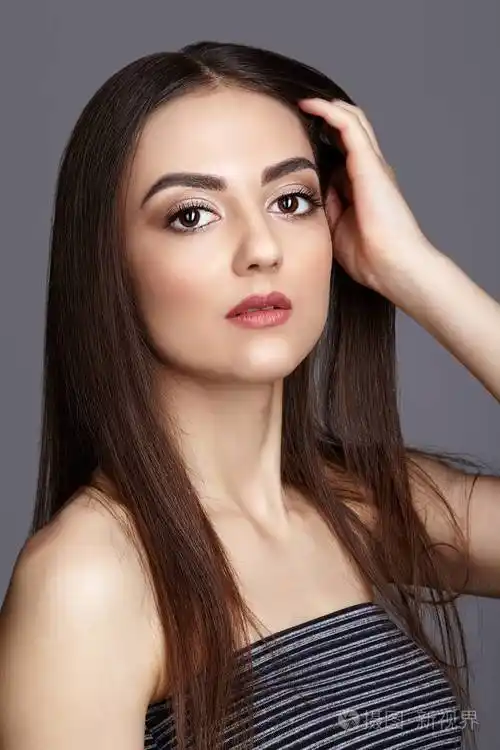 美丽大眼睛的年轻女子的画像