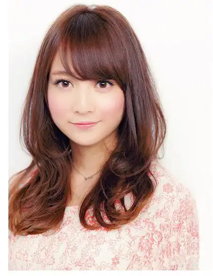 圆脸适合的卷发发型look1时尚指数:★★★★★时尚看点:适合圆脸女生