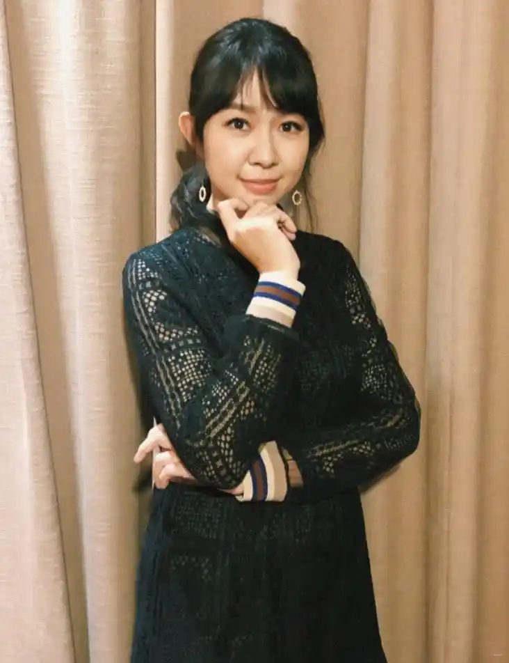 卓依婷的裙子是比较紧身的,显得身材凹凸有致,搭配紧身流苏耳环,增加