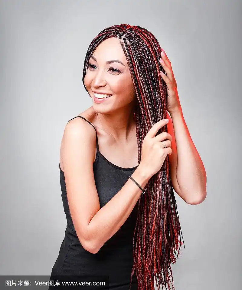 妇女的发型:彩色的头发延伸成细辫子和afrobraids