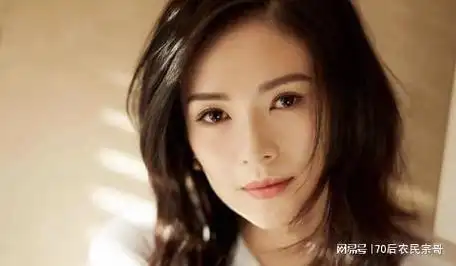 同学聚会差距真大章子怡与同学像隔代像坐在一群阿姨中的姑娘