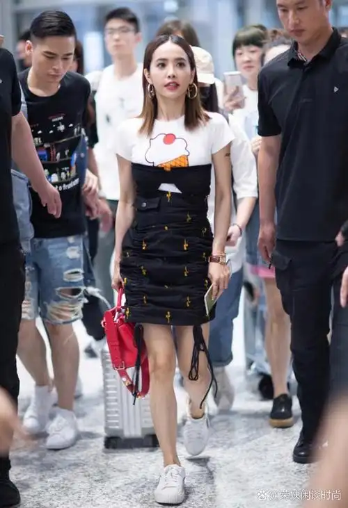 蔡依林把t恤和抹胸裙拼一起穿,158穿出170的气场,化淡妆,美得精致又