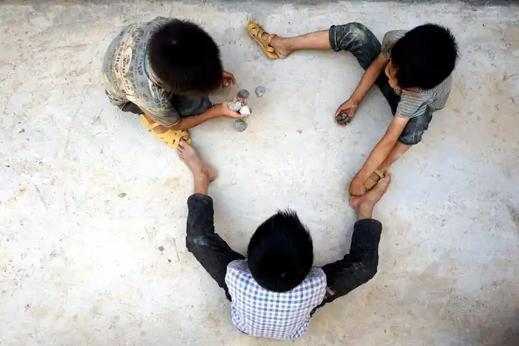 这张照片或许能唤起你童年的回忆.摄于广西百色市田林县乐里镇那光村.