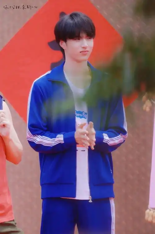 刘耀文萌探探探案##刘耀文萌探2蓝色运动服造型路透