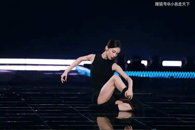 金晨黑色连衣裙一字马性感写真_金晨_连衣裙_写真