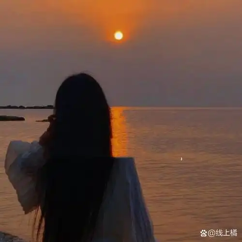 女生海边背影头像