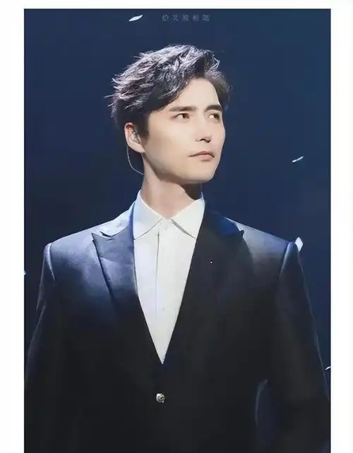 最近,歌手阿云嘎和女主持人陈鲁豫的恋情曝光,引来了各界的热议和关注