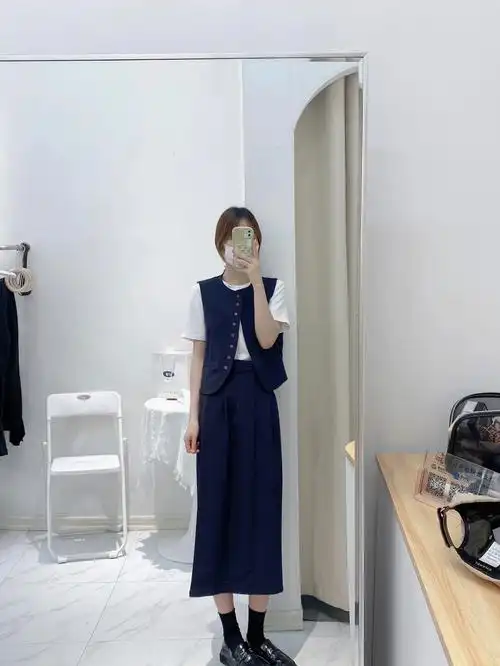 其实我还是比较偏爱藏青色的  复古风  很好看很好看  但是顾客好像