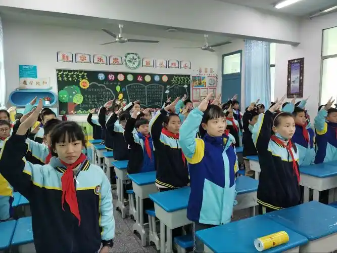 广安区希望小学2021年春季开学典礼暨"红领巾心向党,希小娃跟党走"