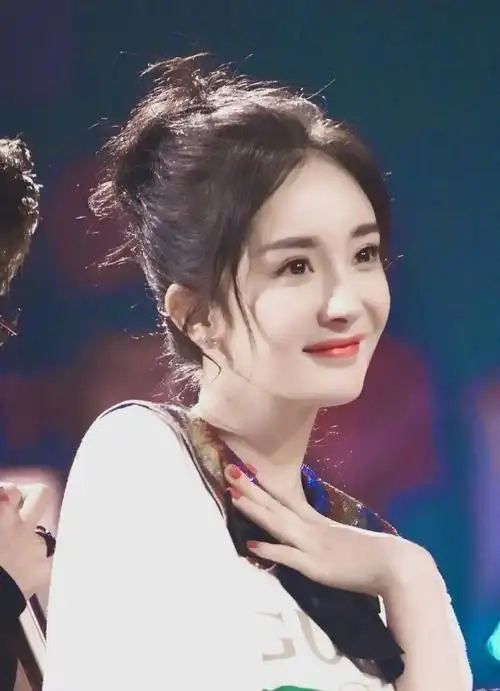 三十五岁杨幂换新"发型",剪去长发变男友头,活泼可爱短发仍然