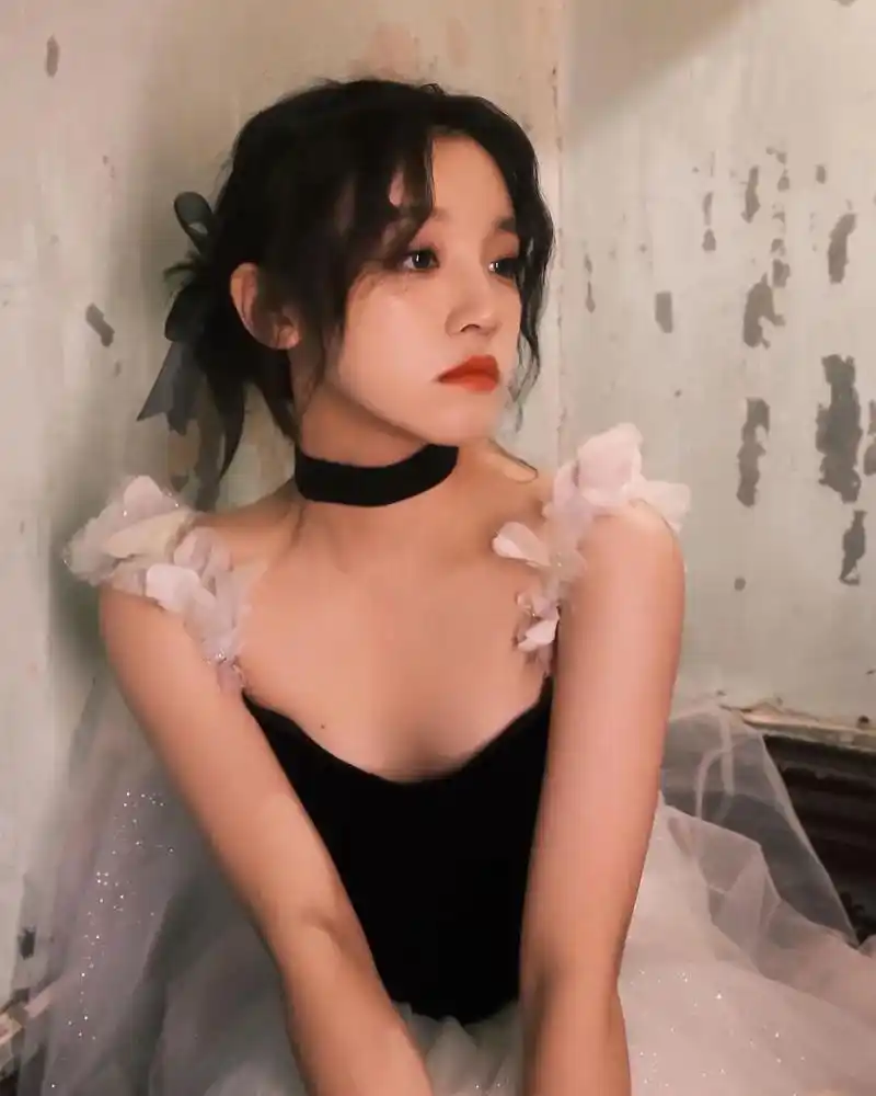 花花每日壁纸 #宋雨琦 #花花bgm分享 call me  - 抖音