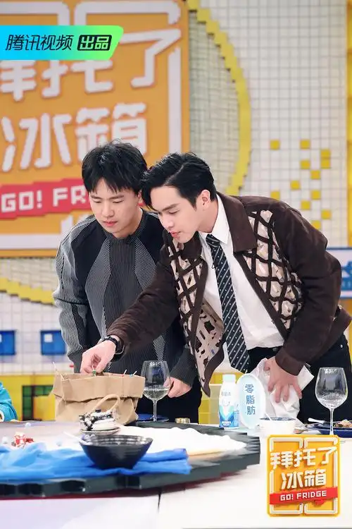 拜托了冰箱第六季今晚首播张若昀郭麒麟挑战高难度扯面