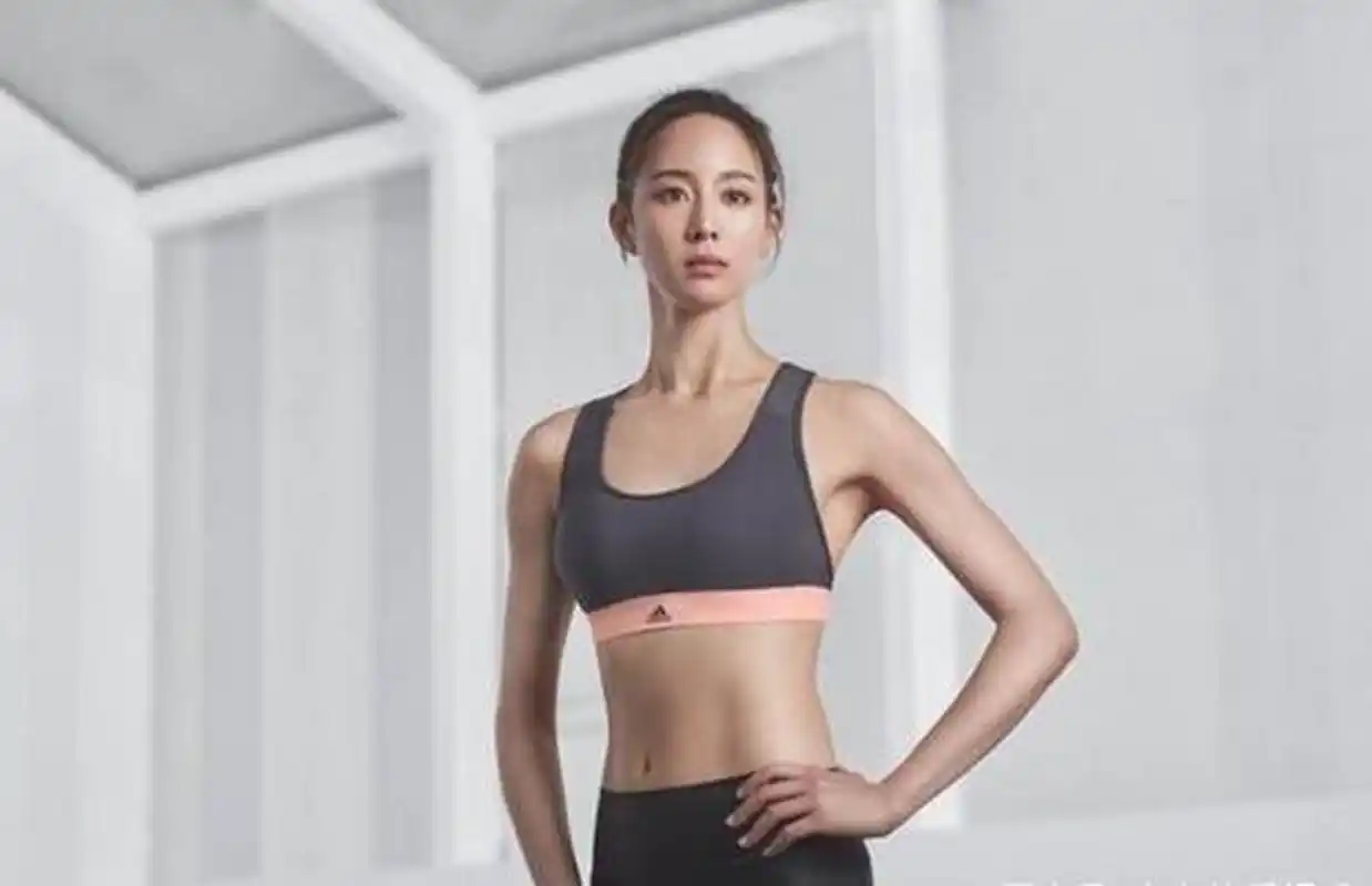 1982年出生的张钧甯,身高168cm,体重一直维持在96斤左右,健身和跑步