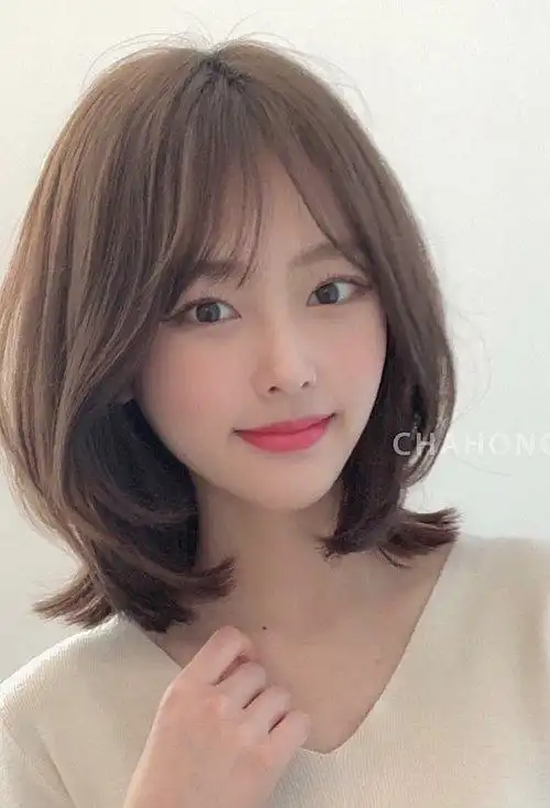 女孩子短头发,额头上方刘海部分是精心做出,凸显出别样风采的短发造型