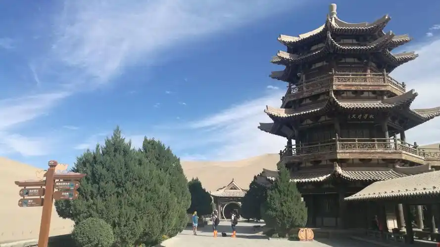 敦煌风景——鸣沙山月牙泉风景区,古称沙井,俗名药泉,位于甘肃省敦煌