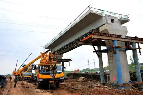 中铁一局桥梁公司武汉轻轨简支梁顶板钢筋绑扎.牛荣健 摄