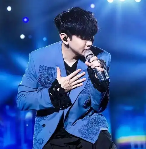 43岁林俊杰恋爱了?网传女友01年出生,国外同框低调逛街,20年铁