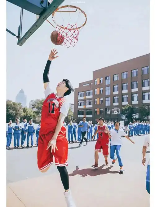 刘浩然的最新篮球照,穿着蓝色球衣在球场上奔跑,真的阳光明媚,帅气