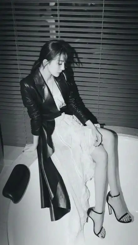 杨幂穿不规则皮衣亮相活动秀性感气质出众筷子腿却让人心疼